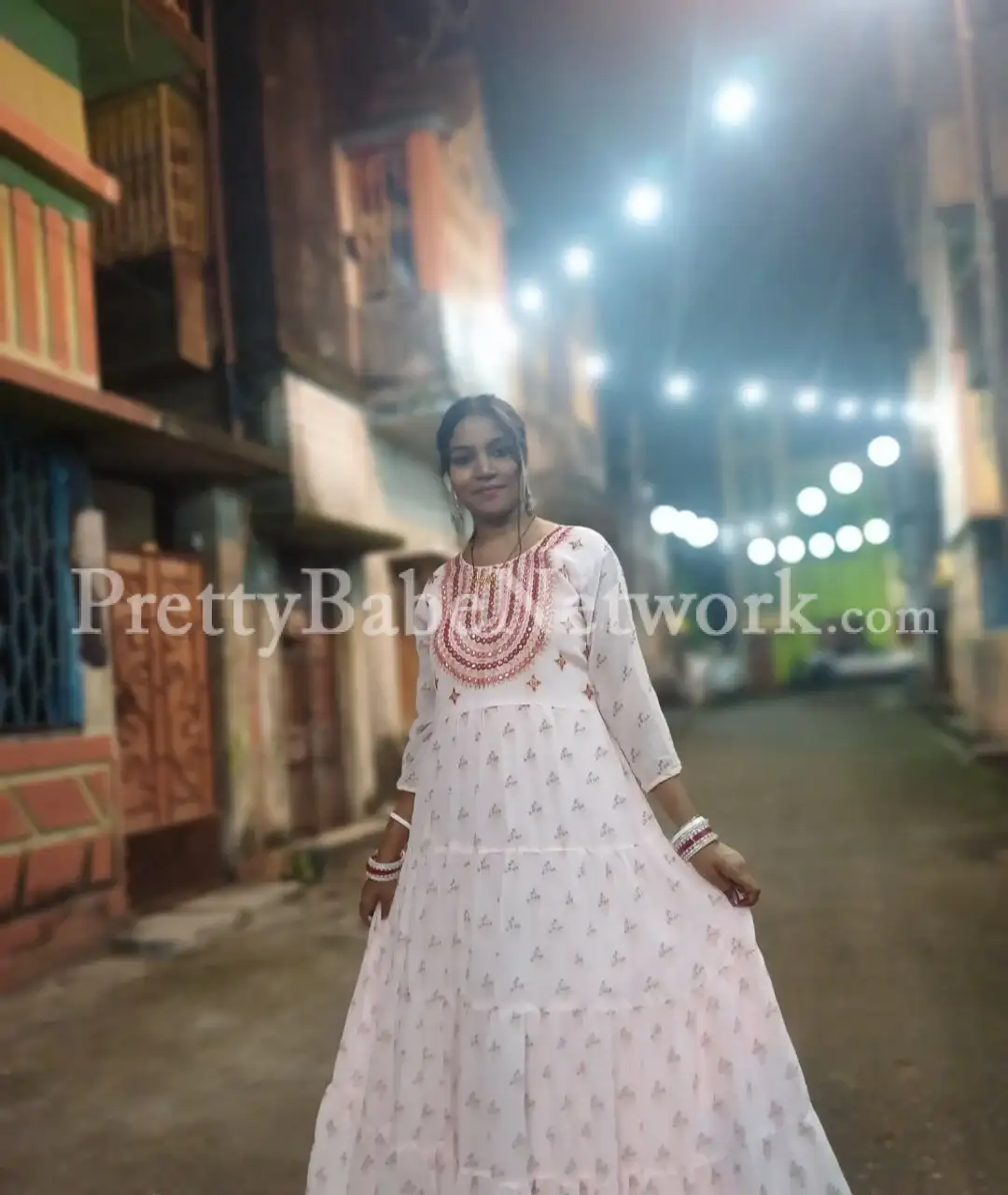 Momita—Bengali Housewife Escort in Noida Sector 22 for Private Sex